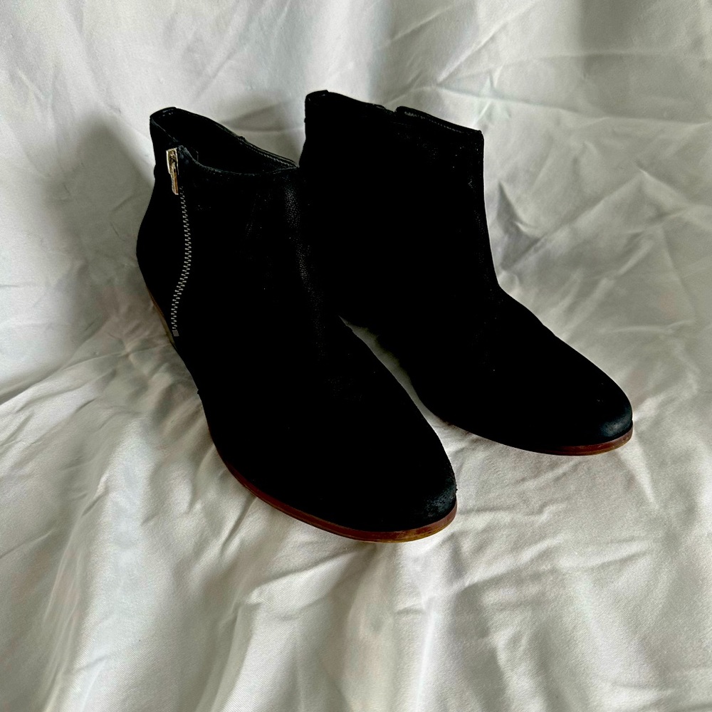 Sam Edelman black suede boots size 9
Excellent condition